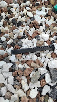 Kamenclub.ru: Мраморная крошка (щебень крошка микс : белый-черный-розовый) фр. 20-40 мм.  купить в Новороссийске мрамор белый, черный, розовый декоративная ландшафтная крошка 12000 руб/т   фото КАМЕНЬ КЛУБ