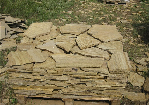 Kamenclub.ru: Песчаник пластушка желтый с разводом под дерево (2 см)  купить в Новороссийске плитняк желтый с разводами, желтый, рыжий, серый песчаник пластушка рваная ландшафтная 11 000 руб/м3   фото КАМЕНЬ КЛУБ