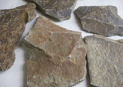 Kamenclub.ru: Песчаник пластушка "фонтанка" серо-зеленая (3,0-5,0 см)  купить в Новороссийске песчаник серо-зеленая колотые плитки облицовочные пластушки 11400 руб/м3   фото КАМЕНЬ КЛУБ