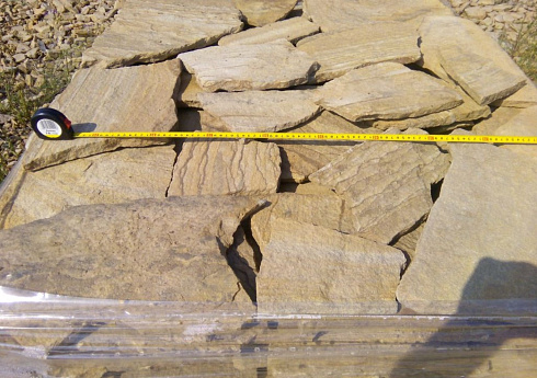 Kamenclub.ru: Песчаник пластушка желтый с разводом под дерево (2 см)  купить в Новороссийске плитняк желтый с разводами, желтый, рыжий, серый песчаник пластушка рваная ландшафтная 11 000 руб/м3   фото КАМЕНЬ КЛУБ