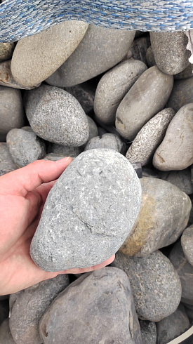 Kamenclub.ru: Галька речная окат (темно-серая) фр. 70-150 мм. купить  в Новороссийске галька речная темно-серая, синяя, серая речная галька округлая  8000 руб/т   фото КАМЕНЬ КЛУБ