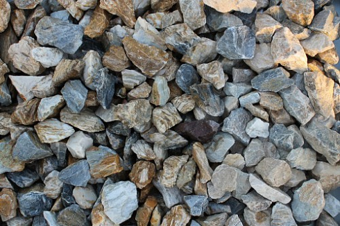 Kamenclub.ru: Мраморная крошка (щебень крошка медовый) фр. 20-40 мм.  купить в Новороссийске мрамор бежевый рыжий желтый ландшафтная мраморная крошка 12000 руб/т   фото КАМЕНЬ КЛУБ