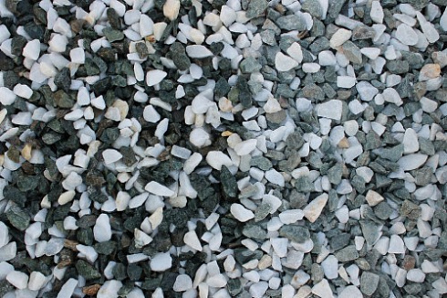 Kamenclub.ru: Мраморная крошка (щебень крошка микс: белый-зеленый) фр. 10-20 мм.  купить в Новороссийске мрамор белый, зеленый каменная ландшафтная декоративная крошка щебня 9500 руб/т   фото КАМЕНЬ КЛУБ