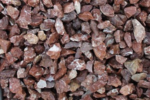 Kamenclub.ru: Мраморная крошка (щебень крошка розовый) фр. 20-40 мм.  купить в Новороссийске мрамор розовый, красный мраморная крошка декоративная 11000 руб/т   фото КАМЕНЬ КЛУБ
