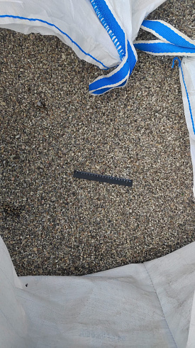 Kamenclub.ru: Галька речная окат (серая) фр.3-5 мм купить  в Новороссийске галька речная серая бежевый темно-серый окатанный речной камень округлый 9500 руб/т   фото КАМЕНЬ КЛУБ