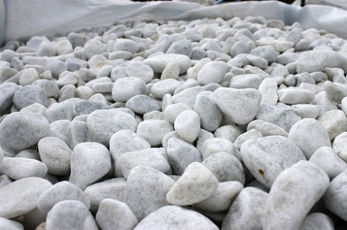 Kamenclub.ru: Мраморная крошка (щебень галтованный белый), фр.20-40 мм.  купить в Новороссийске мрамор белый бежевый молочный мраморный щебень декоративный 17000 руб/т   фото КАМЕНЬ КЛУБ