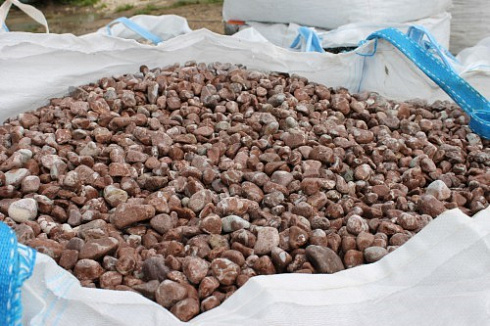 Kamenclub.ru: Мраморная крошка (щебень галтованный розовый) фр.10-20 мм.  купить в Новороссийске мрамор розовый, красный ландшафтный декоративный окатанный округлый щебень 15000 руб/т   фото КАМЕНЬ КЛУБ