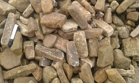 Kamenclub.ru: Песчаник для строительства и кладки блочный (фр 100-200 мм)  купить в Новороссийске песчаник бежевый серый рыжий валун мелкий для строительства песчаник 6500 руб/т   фото КАМЕНЬ КЛУБ