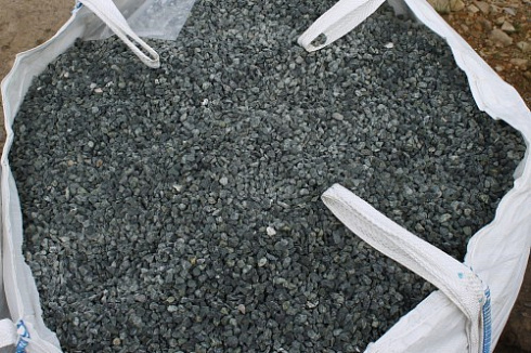 Kamenclub.ru: Щебень крошка зеленый (змеевик) фр. 10-20 мм.  купить в Новороссийске змеевик зеленый, салатовый декоративная ландшафтная каменная крошка щебня 7 200 руб/т   фото КАМЕНЬ КЛУБ