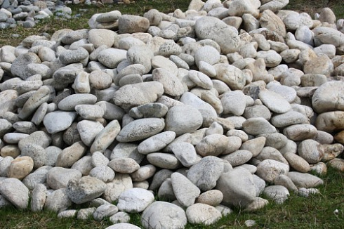 Kamenclub.ru: Бело-серый валунчик фр.100-300 мм.  купить в Новороссийске крупный камень для ландшафта серый, белый бело-серый валун крупная галька 4500 руб/т   фото КАМЕНЬ КЛУБ