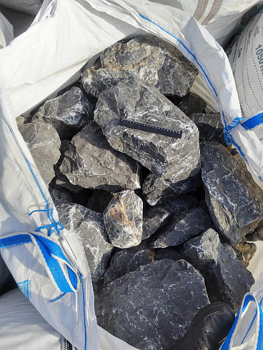 Kamenclub.ru: Черный мрамор скальник фр. 100-500 мм.  купить в Новороссийске мрамор черный белый серый крупный колотый валун ландшафтный 8500 руб/т   фото КАМЕНЬ КЛУБ