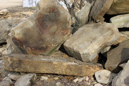 Kamenclub.ru: Песчаник плиты - плахи - пошаговые дорожки (фр. 70-150 мм)  купить в Новороссийске песчаник серый бежевый желтый зеленый колотый песчаник строительный 6500 руб/т   фото КАМЕНЬ КЛУБ