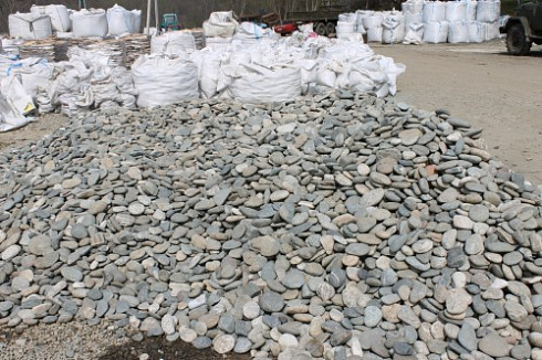 Kamenclub.ru: Галька речная плоская (ассорти) фр. 70-150 мм. купить  в Новороссийске галька галечник серый белый темно-серый синий светло-серый плоская природная галька  9000 руб/т   фото КАМЕНЬ КЛУБ