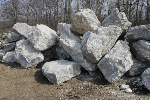 Kamenclub.ru: Мраморизированный известняк фр.500-1500 мм.  купить в Новороссийске    10000 руб/т   фото КАМЕНЬ КЛУБ