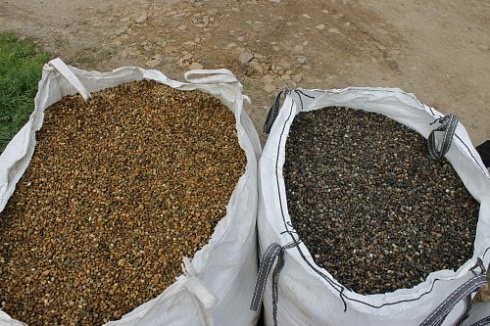 Kamenclub.ru: Галька окат (серо-желтая) фр.10-20 мм. купить  в Новороссийске галька серо-желтая, рыжая, серый речная окатанная округлая галька 5000 руб/т   фото КАМЕНЬ КЛУБ