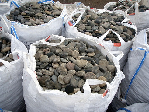 Kamenclub.ru: Галька речная плоская (ассорти) фр. 100-200-300 мм. купить  в Новороссийске галька плоская разноцветная серый белый темно-серый синий речная галька ландшафтная 8000 руб/т   фото КАМЕНЬ КЛУБ