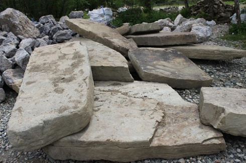 Kamenclub.ru: Песчаник плиты - плахи - пошаговые дорожки (фр. 70-150 мм)  купить в Новороссийске песчаник серый бежевый желтый зеленый колотый песчаник строительный 6500 руб/т   фото КАМЕНЬ КЛУБ