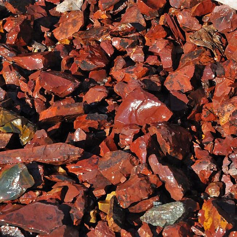 Kamenclub.ru: Щебень крошка красный (ЯШМА) фр. 20-40 мм.  купить в Новороссийске яшма красный, бордовый декоративный ландшафтный щебень 9000 руб/т   фото КАМЕНЬ КЛУБ