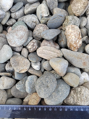 Kamenclub.ru: Галька речная окат (пестрая) фр. 20-40 мм. купить  в Новороссийске галька речная пестрая, серая, серые оттенки галька речная окатанная округлая 5000 руб/т   фото КАМЕНЬ КЛУБ