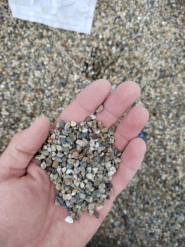 Kamenclub.ru: Галька речная окат (серая) фр.3-5 мм купить  в Новороссийске галька речная серая бежевый темно-серый окатанный речной камень округлый 9500 руб/т   фото КАМЕНЬ КЛУБ