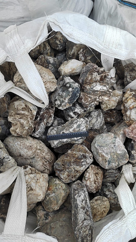 Kamenclub.ru: Кварцевый валунчик фр.100-300 мм.  купить в Новороссийске кварц белый, бежевый молочный рыжий крупный природный камень галечник 7850 руб/т   фото КАМЕНЬ КЛУБ