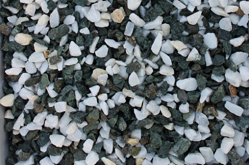 Kamenclub.ru: Мраморная крошка (щебень крошка микс: белый-зеленый-розовый) фр. 3-5 мм.  купить в Новороссийске мрамор белый, зеленый, розовый мраморная декоративная крошка каменная 12000 руб/т   фото КАМЕНЬ КЛУБ