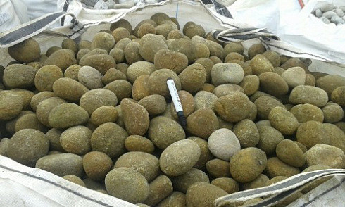 Kamenclub.ru: Песчаник ядра, фр. 100-300 мм  купить в Новороссийске песчаник бежевый серый рыжий речная галька 5 000 руб/т   фото КАМЕНЬ КЛУБ