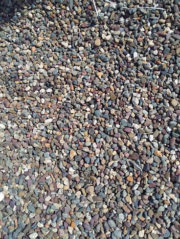 Kamenclub.ru: Галька речная окат цветная фр.5-10 мм. купить  в Новороссийске галька речная белый, серый, красноватый, синий, темно-серый речная окатанная галька декоративная 6800 руб/т   фото КАМЕНЬ КЛУБ