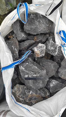 Kamenclub.ru: Черный мрамор скальник фр. 100-500 мм.  купить в Новороссийске мрамор черный белый серый крупный колотый валун ландшафтный 8500 руб/т   фото КАМЕНЬ КЛУБ