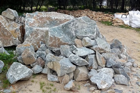 Kamenclub.ru: Гранит скальник (серо-зеленый) фр. 500-1500 мм.  купить в Новороссийске гранит мрамор  серый зеленый темно-серый глыба скальная колотая ландшафтная 7 500 руб/т   фото КАМЕНЬ КЛУБ