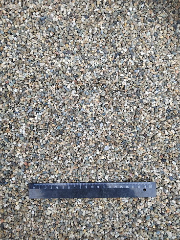 Kamenclub.ru: Галька речная окат (серая) фр.3-5 мм купить  в Новороссийске галька речная серая бежевый темно-серый окатанный речной камень округлый 9500 руб/т   фото КАМЕНЬ КЛУБ