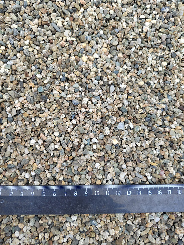 Kamenclub.ru: Галька речная окат (серая) фр.3-5 мм купить  в Новороссийске галька речная серая бежевый темно-серый окатанный речной камень округлый 9500 руб/т   фото КАМЕНЬ КЛУБ