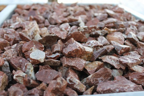 Kamenclub.ru: Мраморная крошка (щебень крошка розовый) фр. 20-40 мм.  купить в Новороссийске мрамор розовый, красный мраморная крошка декоративная 11000 руб/т   фото КАМЕНЬ КЛУБ