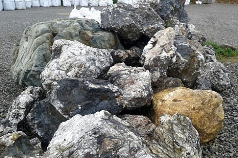 Kamenclub.ru: Черный гранит - кварцит фр. 500-1000 мм.  купить в Новороссийске гранит кварцит черный серый белый скальный колотый валун 9750 руб/т   фото КАМЕНЬ КЛУБ