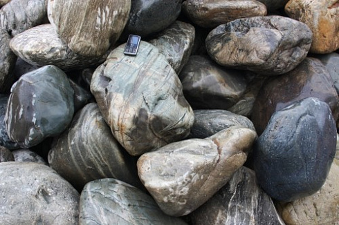 Kamenclub.ru: Речной валун Кабанчик фр.300-500 мм.  купить в Новороссийске крупный природный камень галька серый, темно-серый речной валун галечник масштабный 7000 руб/т   фото КАМЕНЬ КЛУБ