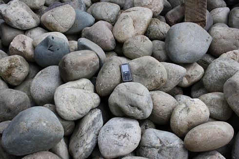 Kamenclub.ru: Темно-серый валунчик фр.100-300 мм.  купить в Новороссийске крупный природный камень серый, темно-серый, светло-серый речная галька большого размера окатанная 4500 руб/т   фото КАМЕНЬ КЛУБ