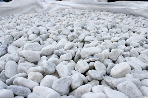 Kamenclub.ru: Мраморная крошка (щебень галтованный белый) фр.10-20 мм.  купить в Новороссийске мрамор белый, молочный, айвори окатанный округлый декоративный ландшафтный щебень 17000 руб/т   фото КАМЕНЬ КЛУБ