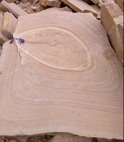 Kamenclub.ru: Форматный камень (плаха) пошаговая дорожка от 70-150 см (4 -12 см)  купить в Новороссийске плитняк  форматный плаха желтый песчаник 9 000 руб/т   фото КАМЕНЬ КЛУБ