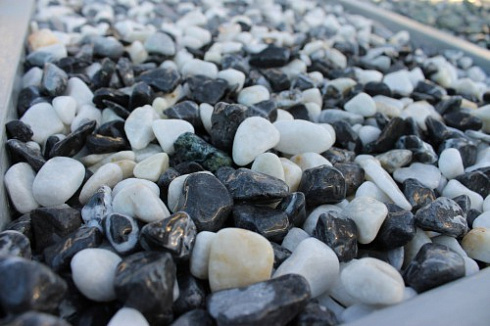 Kamenclub.ru: Мраморная крошка (щебень галтованный микс:белый-черный) фр.10-20 мм.  купить в Новороссийске мрамор белый, черный окатанные округлые декоративные ландшафтные камни щебня 15500 руб/т   фото КАМЕНЬ КЛУБ