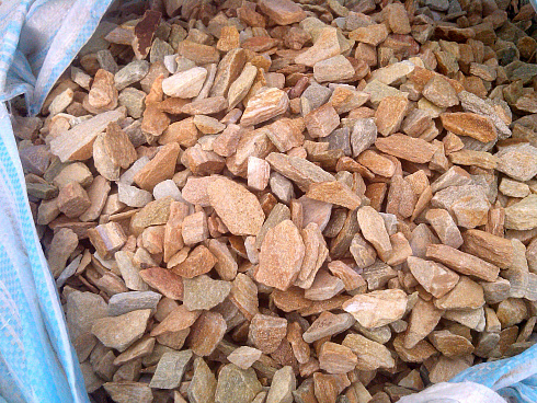 Kamenclub.ru: Щебень крошка желтый (ЗЛАТОЛИТ) фр. 5-10 мм.  купить в Новороссийске мрамор золотистый, бежевый, желтый каменная ландшафтная декоративная крошка здатолита 8500 руб/т   фото КАМЕНЬ КЛУБ