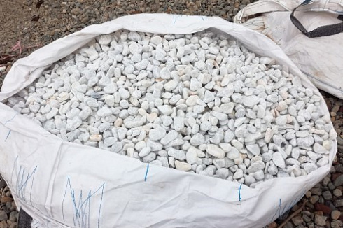 Kamenclub.ru: Мраморная крошка (щебень галтованный белый), фр.20-40 мм.  купить в Новороссийске мрамор белый бежевый молочный мраморный щебень декоративный 17000 руб/т   фото КАМЕНЬ КЛУБ