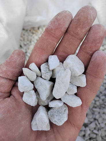 Kamenclub.ru: Мраморная крошка, щебень, цвет-белый, фр. 10-20 мм.  купить в Новороссийске мрамор белый, молочный айвори каменная ландшафтная декоративная крошка шебня 12000 руб/т   фото КАМЕНЬ КЛУБ