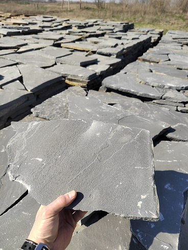 Kamenclub.ru: Песчаник пластушка светло-серый (2,0 см)  купить в Новороссийске плитняк- ластушка светло-серый, серый рваный ландшафтный плитняк колотый 13800 руб/м3   фото КАМЕНЬ КЛУБ