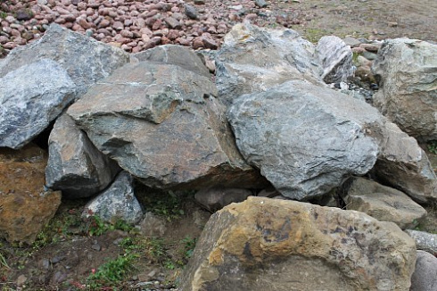 Kamenclub.ru: Змеевик скальник фр. 500-1500 мм.  купить в Новороссийске змеевик зеленый серый черный глыба скальная колотая 7500 руб/т   фото КАМЕНЬ КЛУБ