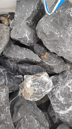 Kamenclub.ru: Черный мрамор скальник фр. 100-500 мм.  купить в Новороссийске мрамор черный белый серый крупный колотый валун ландшафтный 8500 руб/т   фото КАМЕНЬ КЛУБ