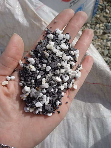 Kamenclub.ru: Мраморная крошка (щебень крошка микс: белый-зеленый-розовый) фр. 3-5 мм.  купить в Новороссийске мрамор белый, зеленый, розовый мраморная декоративная крошка каменная 12000 руб/т   фото КАМЕНЬ КЛУБ