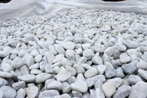 Kamenclub.ru: Мраморная крошка (щебень галтованный белый) фр.10-20 мм.  купить в Новороссийске мрамор белый, молочный, айвори окатанный округлый декоративный ландшафтный щебень 17000 руб/т   фото КАМЕНЬ КЛУБ