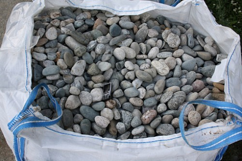 Kamenclub.ru: Галька речная окат (ассорти) фр. 50-100 мм. купить  в Новороссийске галька природная округлая серая белая черная серая коричневая синяя галька речная окатанная округлая 6200 руб/т   фото КАМЕНЬ КЛУБ