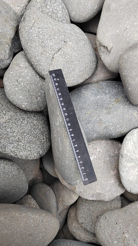 Kamenclub.ru: Галька речная плоская (темно-серая) фр. 70-150 мм. купить  в Новороссийске галечник природный темно-серый серый синий речная плоская природная окатанная  9000 руб/т   фото КАМЕНЬ КЛУБ