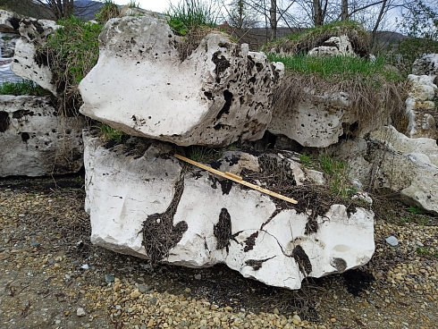 Kamenclub.ru: Выветренный известняк (степной) фр. 500-1500 мм.  купить в Новороссийске    10000 руб/т   фото КАМЕНЬ КЛУБ